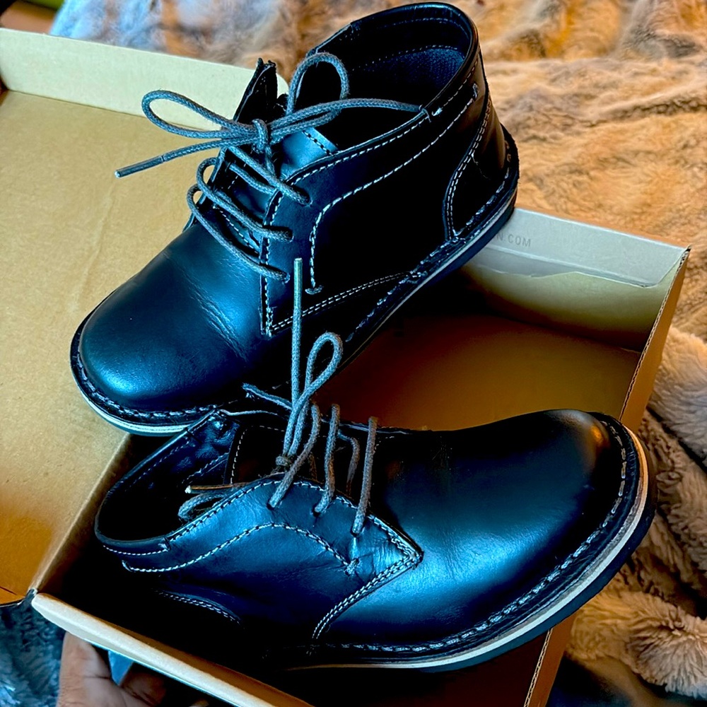 Toddlers Steve Madden boots
Tharkeen